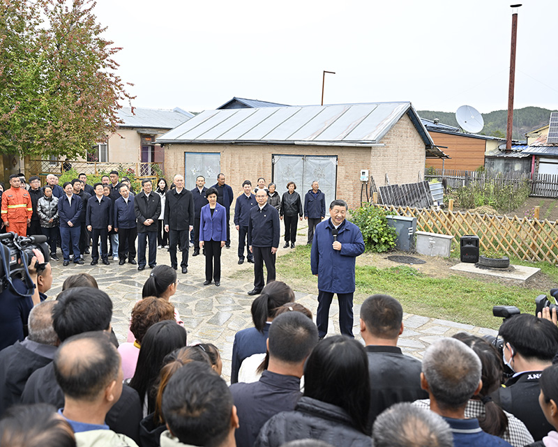 9月6日至8日，中共中央總書記、國(guó)家主席、中央軍委主席習(xí)近平在黑龍江考察。這是6日下午，習(xí)近平在大興安嶺地區(qū)漠河市北極村考察時(shí)，同當(dāng)?shù)厝罕娪H切交流。