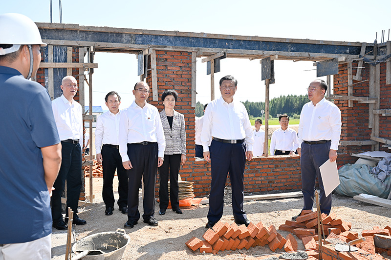 9月6日至8日，中共中央總書記、國(guó)家主席、中央軍委主席習(xí)近平在黑龍江考察。這是7日上午，習(xí)近平在遭受洪澇災(zāi)害的哈爾濱尚志市老街基鄉(xiāng)龍王廟村，察看水毀房屋重建情況。